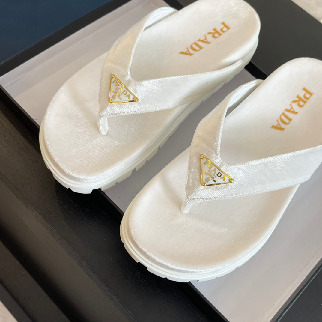 PRADA RUBBER THONG SANLS WHITE VELVET