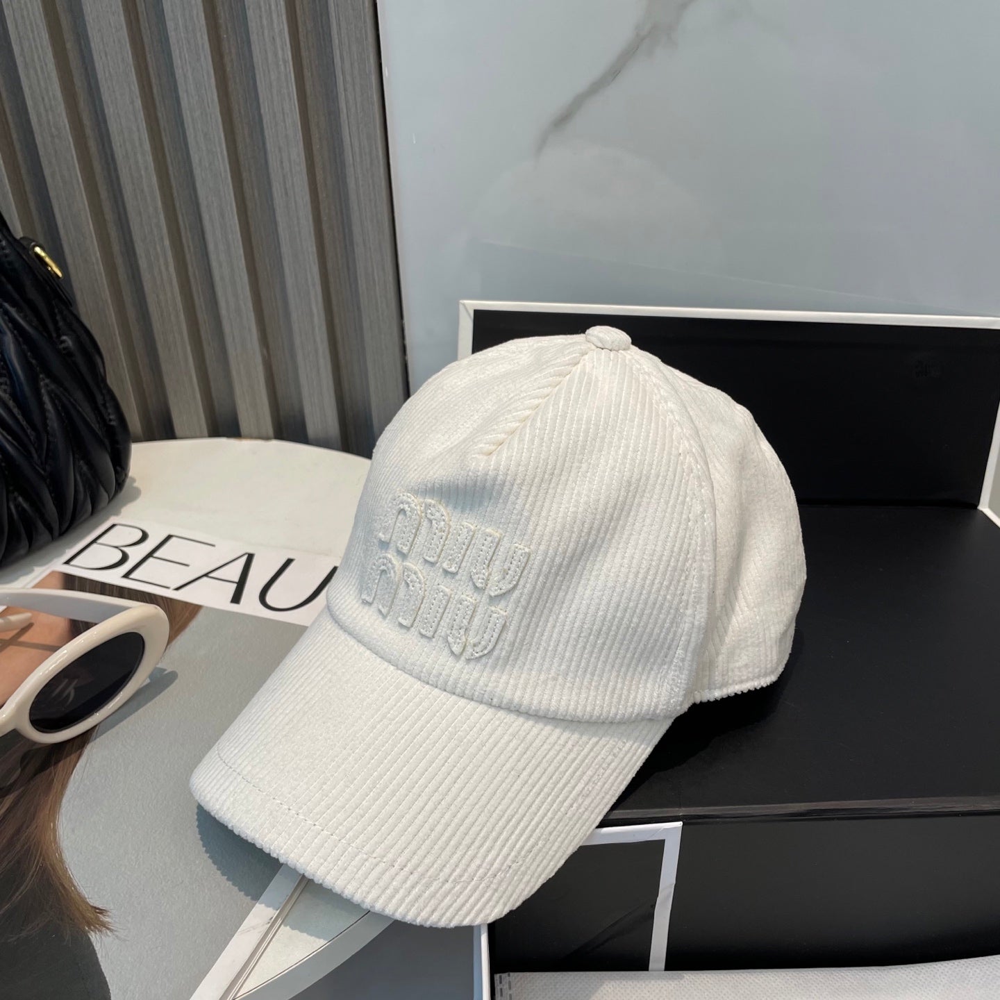 MM BASEBALL CAP IN WHITE VELVET