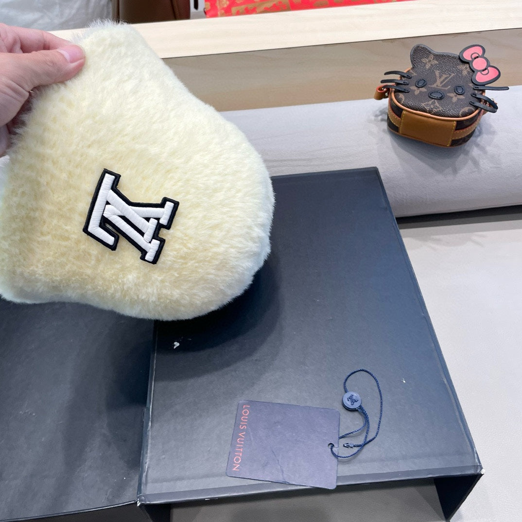 LOUIS VUITTON BUCKET HAT IN WHITE RABBIT FUR 426224