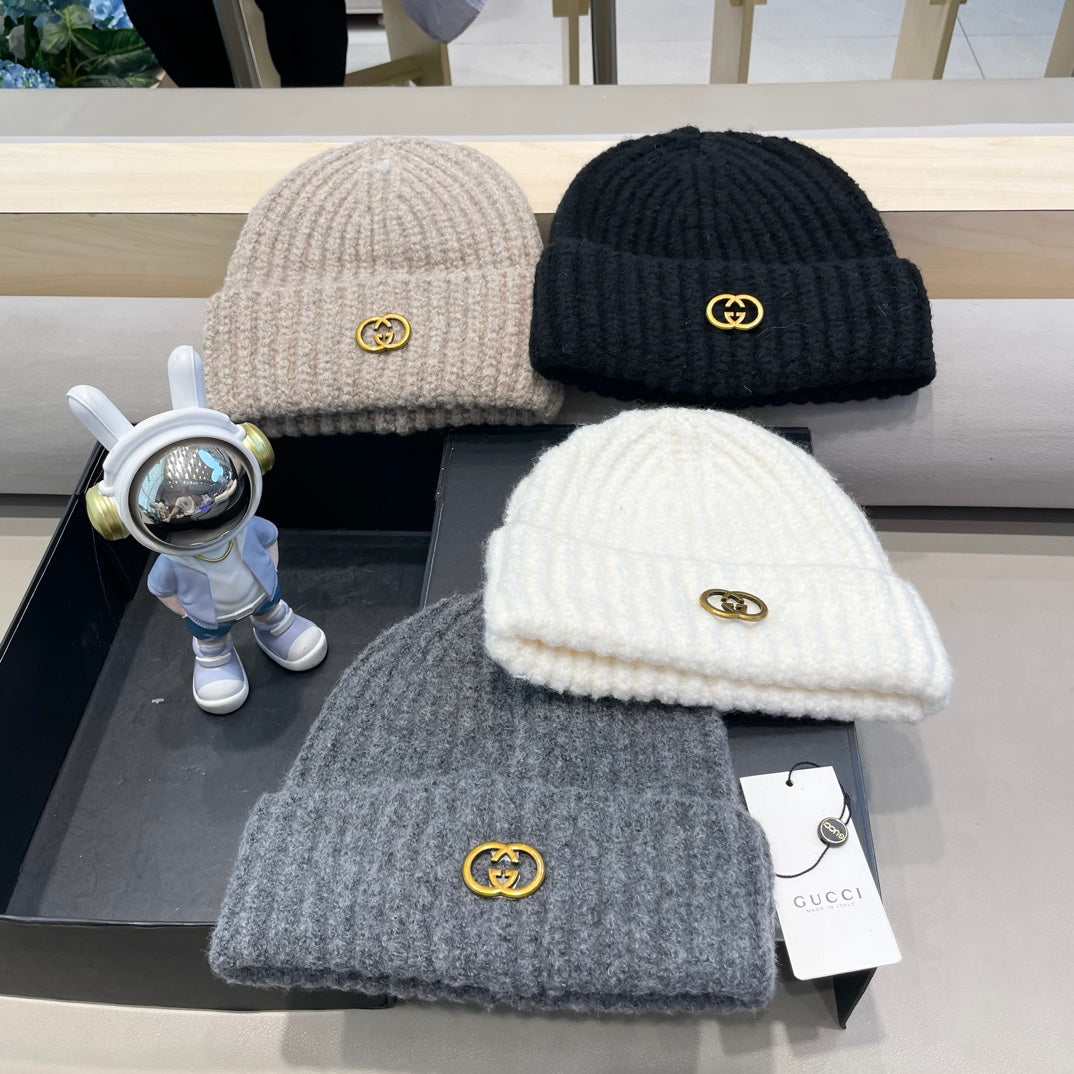 GUCCI BEANIE HAT IN WHITE WOOL 434957