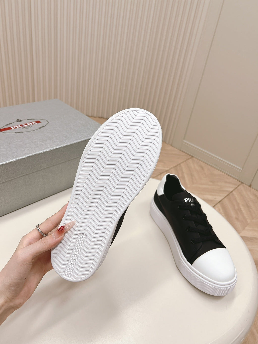 PRADA LOGO OUTLET BASIC SNEAKERS BLACK AND WHITE TOE CALFSKIN