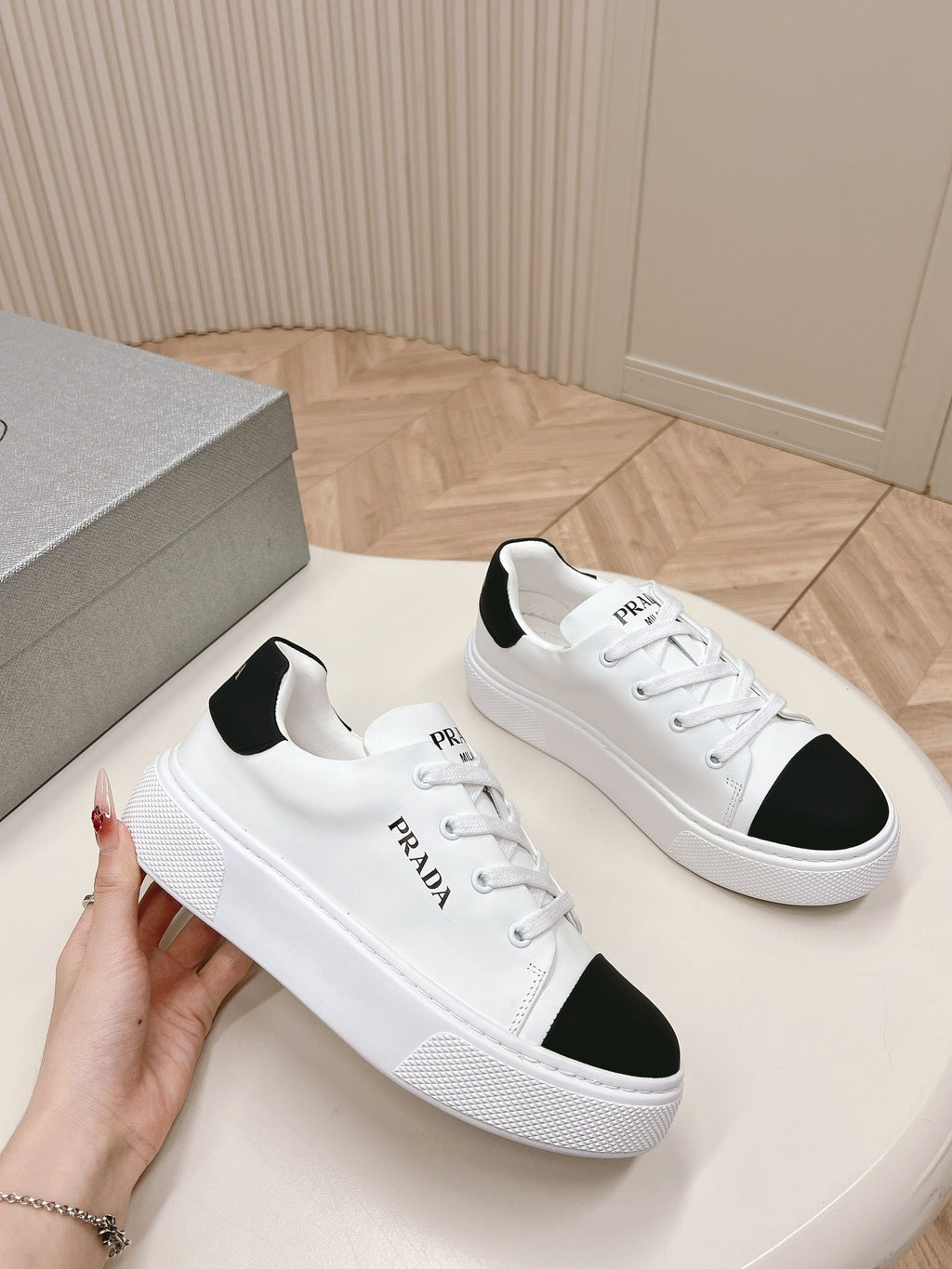 PRADA LOGO OUTLET BASIC SNEAKERS WHITE AND BLACK TOE CALFSKIN