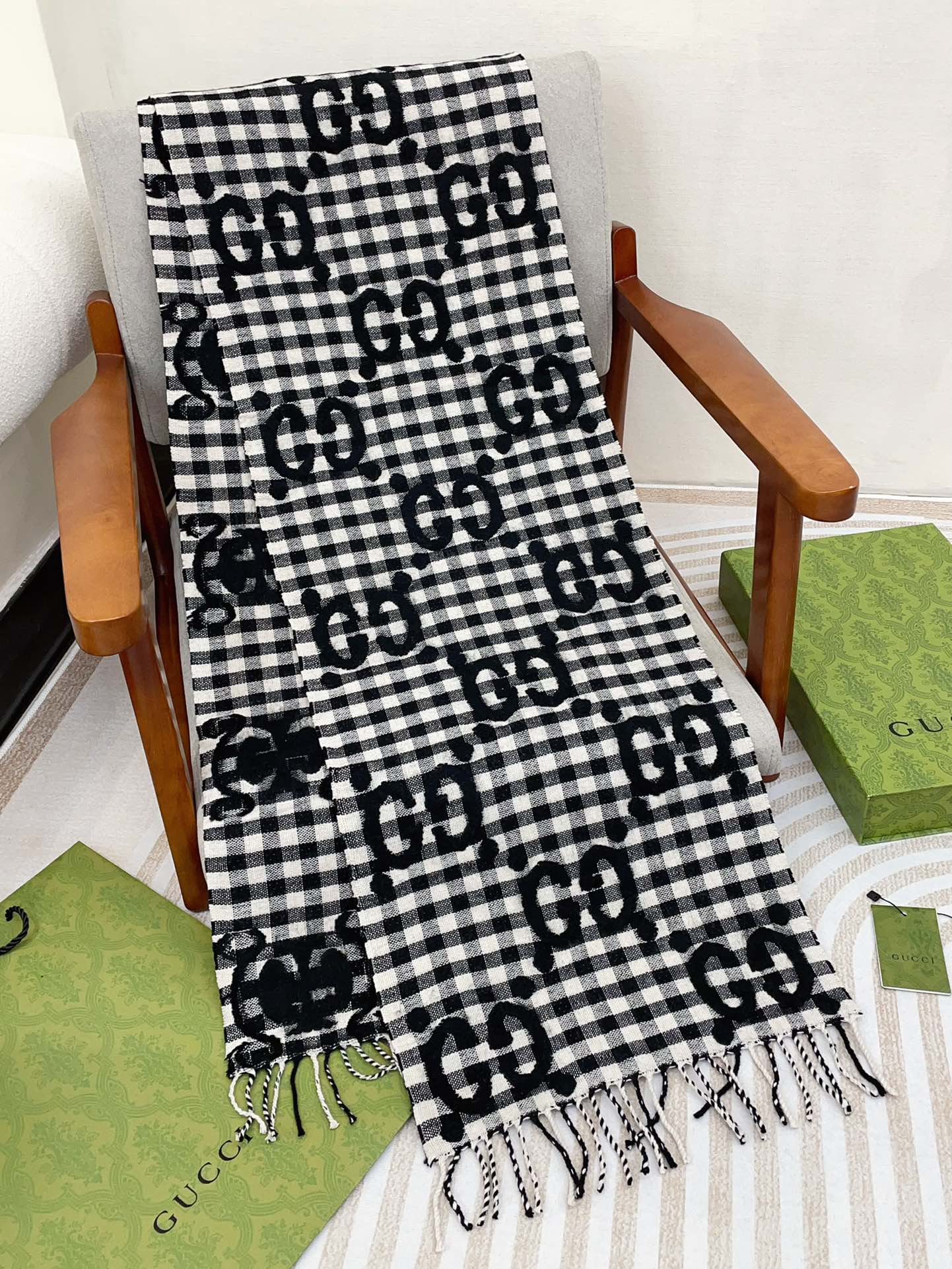 GUCCI SCARF 220 CM IN BLACK MIX WHITE WOOL 401165