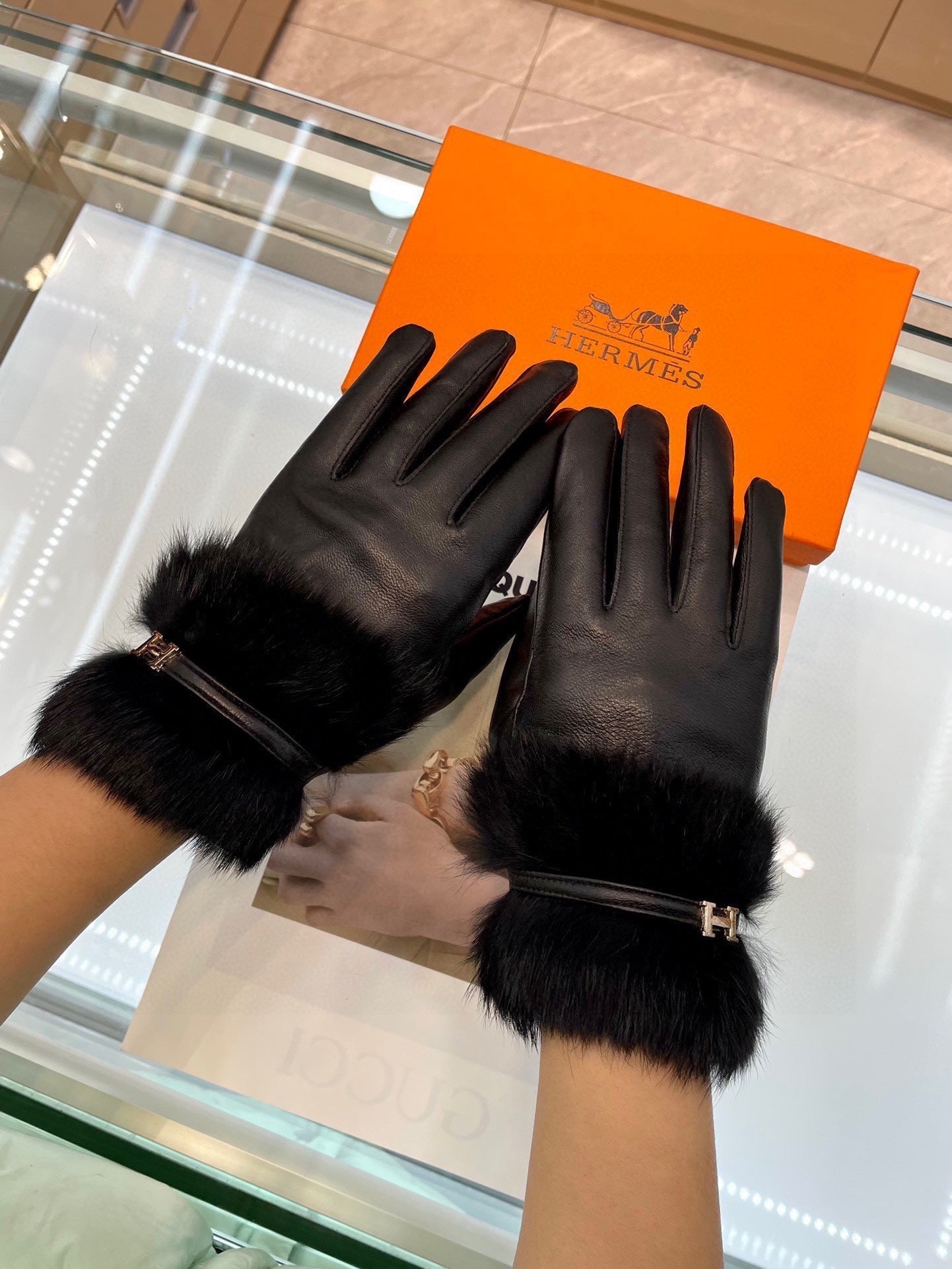 HERMES GLOVES WITH H LETTER IN BLACK SHEEPSKIN AND LAMB FUR 409344