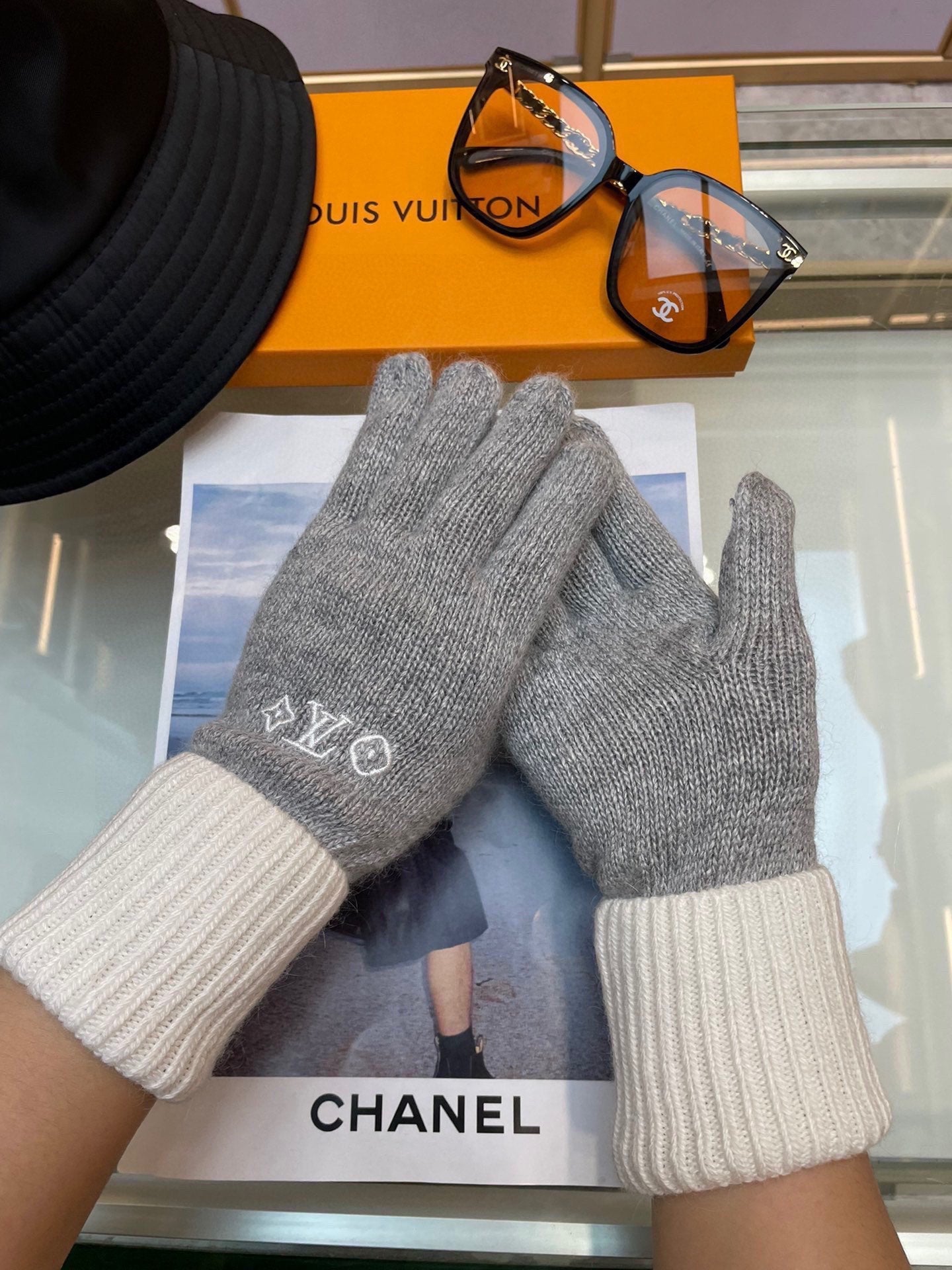 LOUIS VUITTON GLOVES IN DOVE GRAY MIX WHITE WOOL 458573