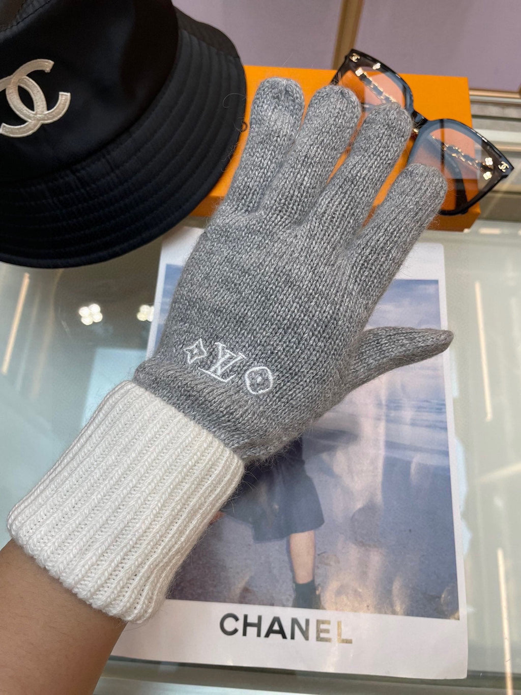 LOUIS VUITTON GLOVES IN DOVE GRAY MIX WHITE WOOL 458573