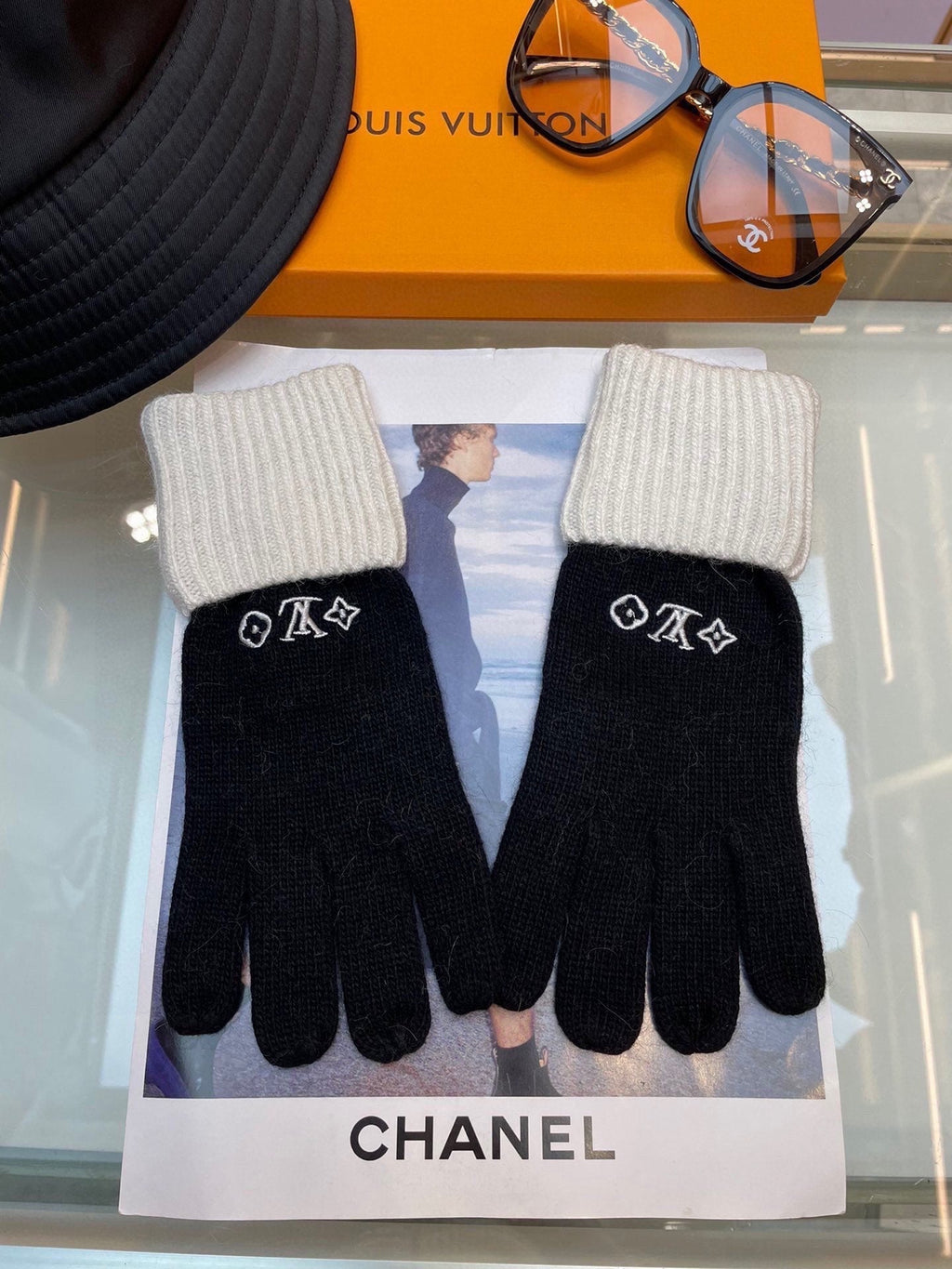 LOUIS VUITTON GLOVES IN BLACK MIX WHITE WOOL 458574