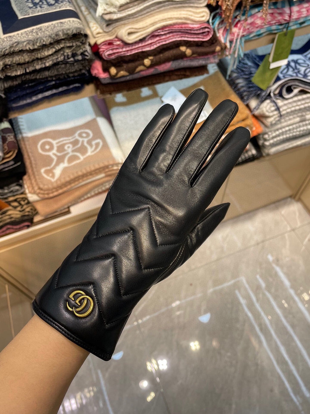 GUCCI MARMONT GLOVES IN BLACK LAMBSKIN 463844