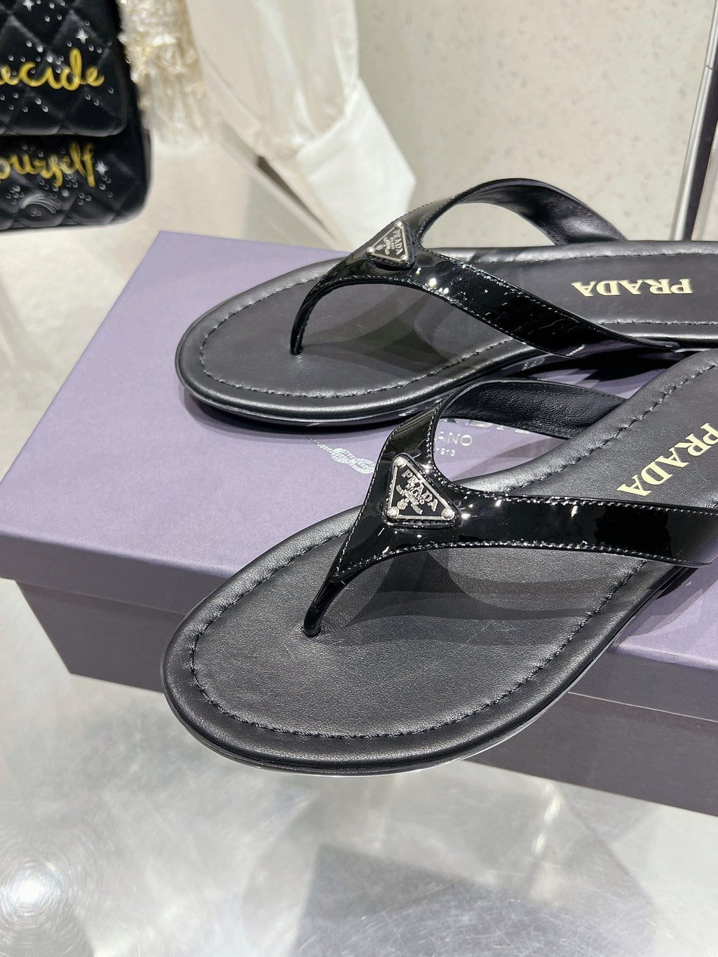 PRADA PATENT LEATHER THONG SLIPPER BLACK