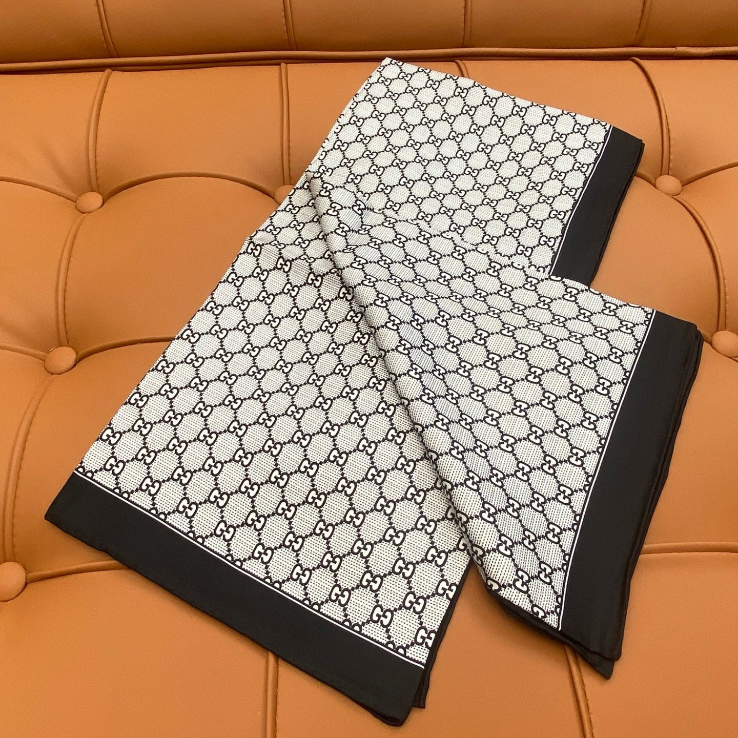 GUCCI 25S SCARF 90 IN SILK 709697
