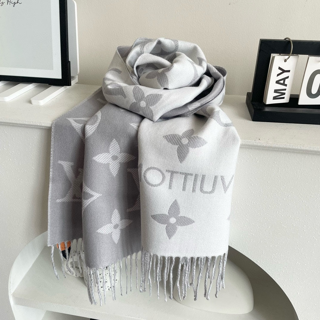 LOUIS VUITTON ESSENTIAL SCARF 186 CM IN LIGHT GRAY WOOL 399774