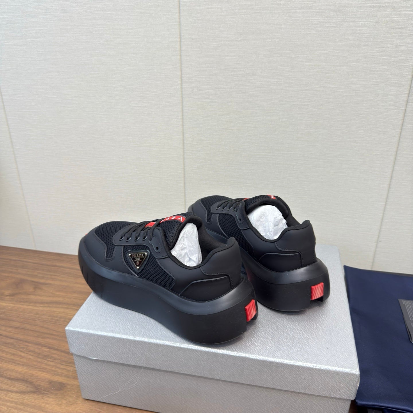 PRADA 25S SPORTY STYLE MEN SNEAKERS LOGO 45MM IN BLACK AND RED CALFSKIN
