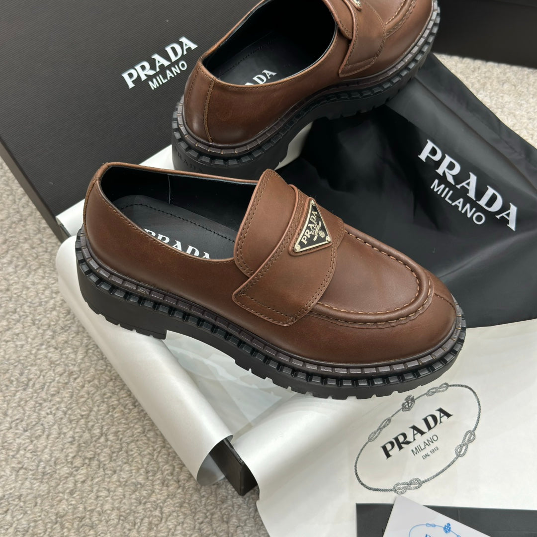 PRADA 25S LOAFER 50MM IN RK BROWN CALFSKIN LOGO