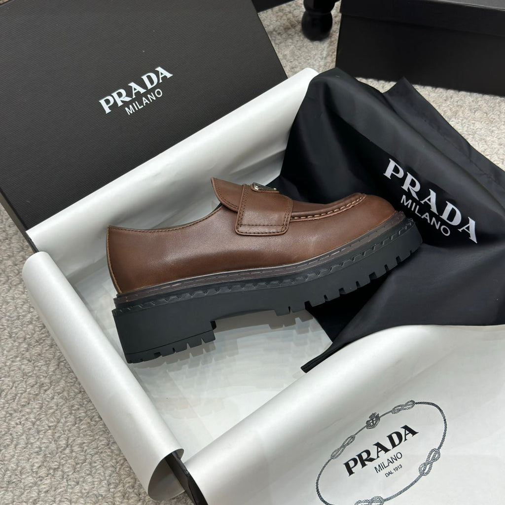 PRADA 25S LOAFER 50MM IN RK BROWN CALFSKIN LOGO