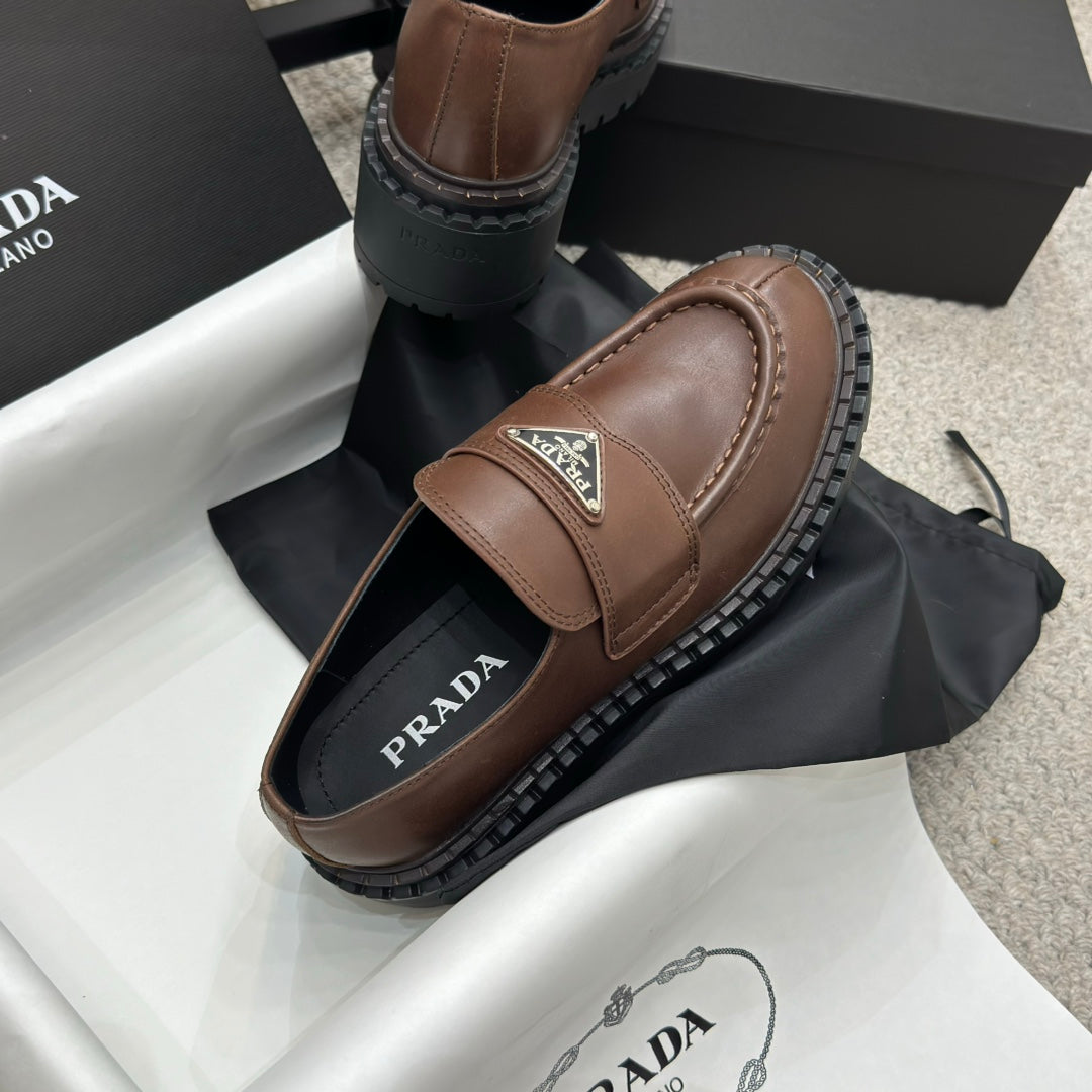 PRADA 25S LOAFER 50MM IN RK BROWN CALFSKIN LOGO