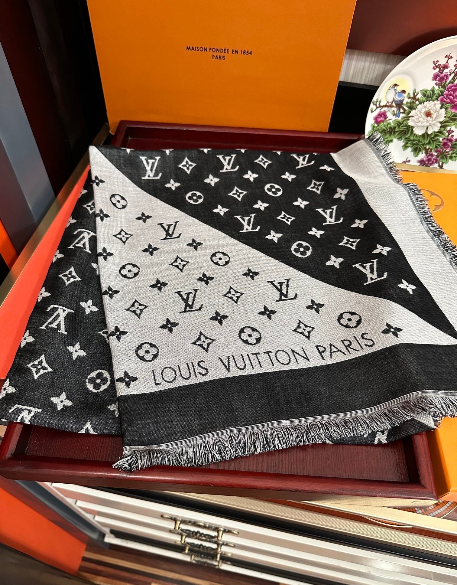 LOUIS VUITTON MONOGRAM 140 CM SQUARE SCARF IN BLACK MIX WHITE CASHMERE 391107