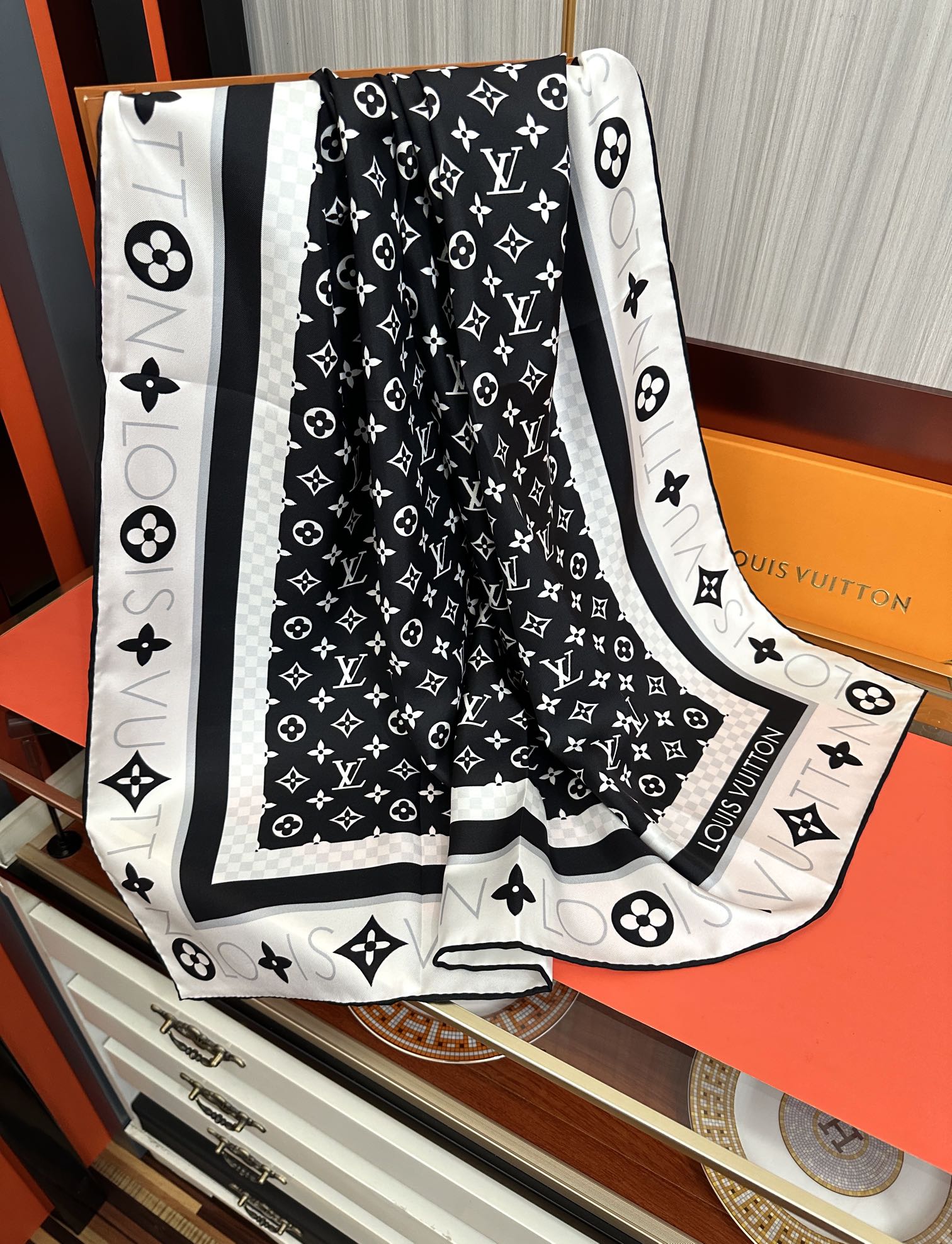 LOUIS VUITTON LV SCARF 90 CM IN SILK 732040