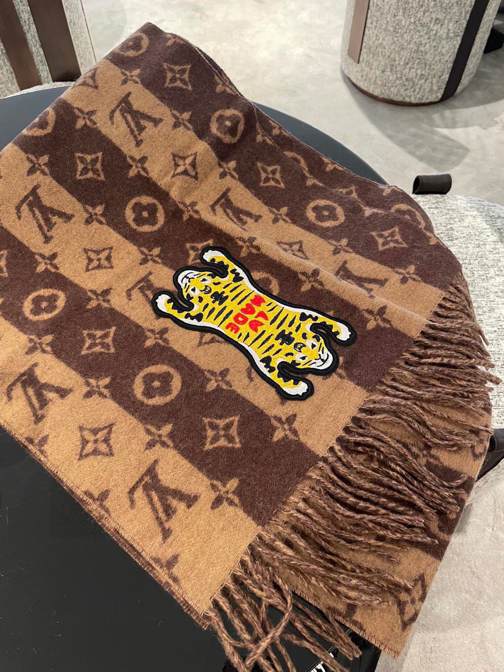 LOUIS VUITTON TIGER PATTERN SCARF 205 CM IN CHOCOLATE BROWN CASHMERE 390874