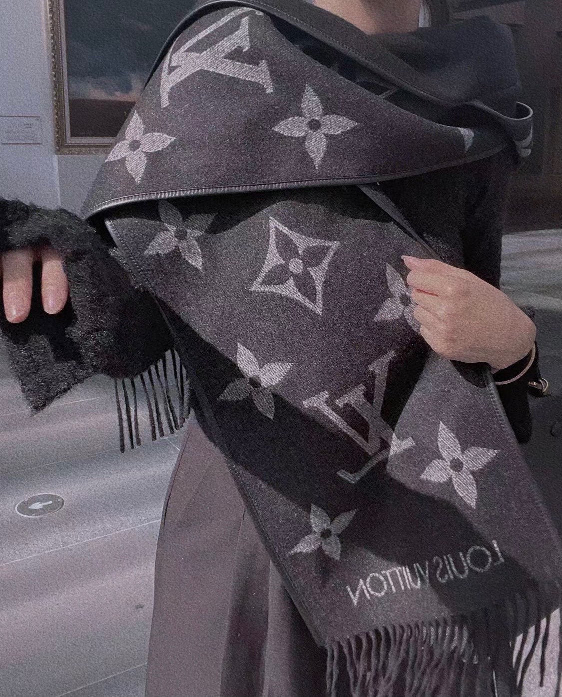 LOUIS VUITTON SCARF 196 CM IN BLACK MIX WHITE LAMBSWOOL AND CASHMERE 393081