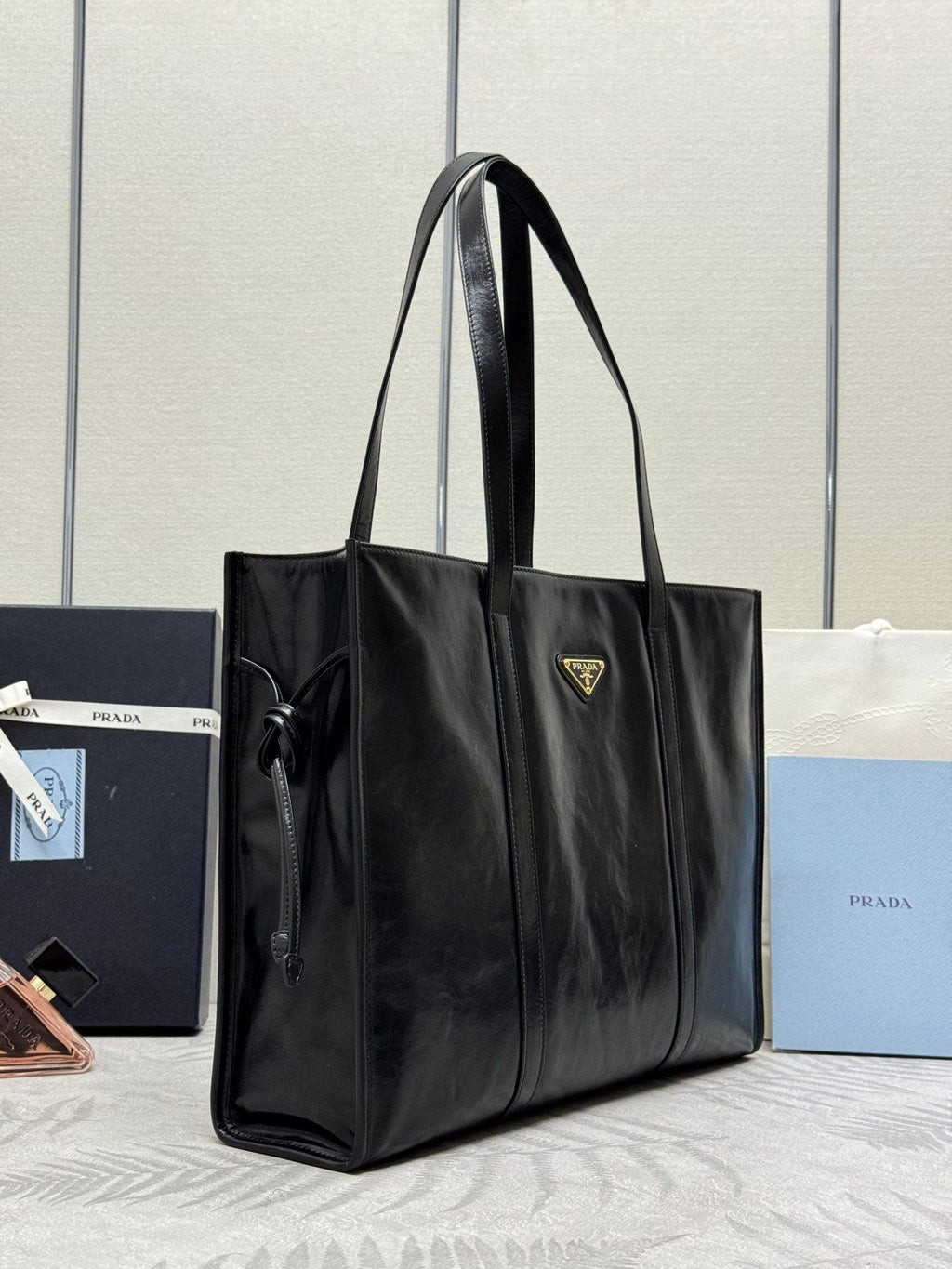 PRADA TOTE BAG 39 IN BLACK SMOOTH CALFSKIN