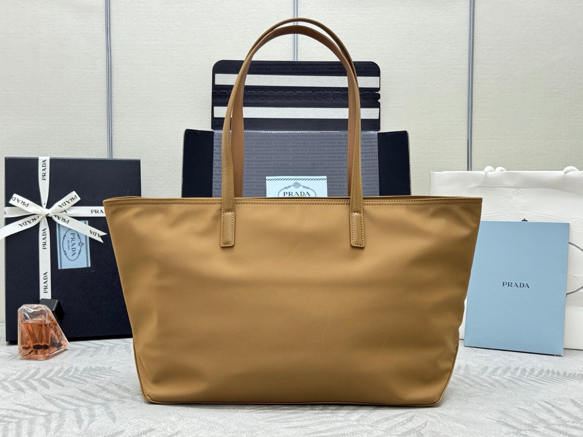 PRADA 25S RE-EDITION 1978 MEDIUM 35 IN RK CARAMEL NYLON AND SAFFIANO CALFSKIN