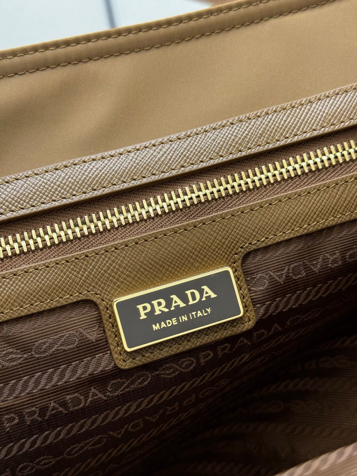 PRADA 25S RE-EDITION 1978 MEDIUM 35 IN RK CARAMEL NYLON AND SAFFIANO CALFSKIN