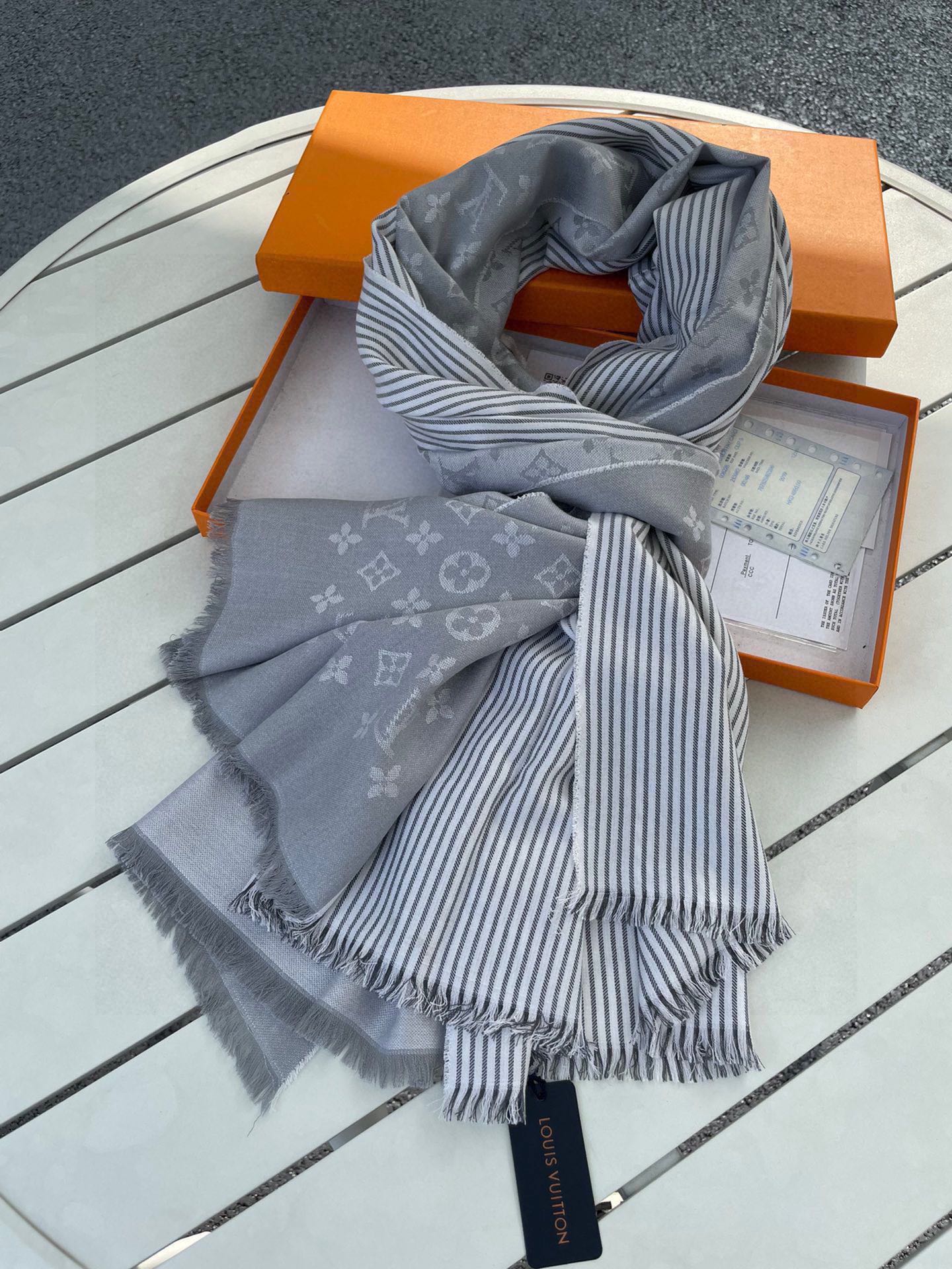 LOUIS VUITTON MONOGRAM SCARF 200 CM IN LIGHT GRAY CASHMERE AND SILK 388079